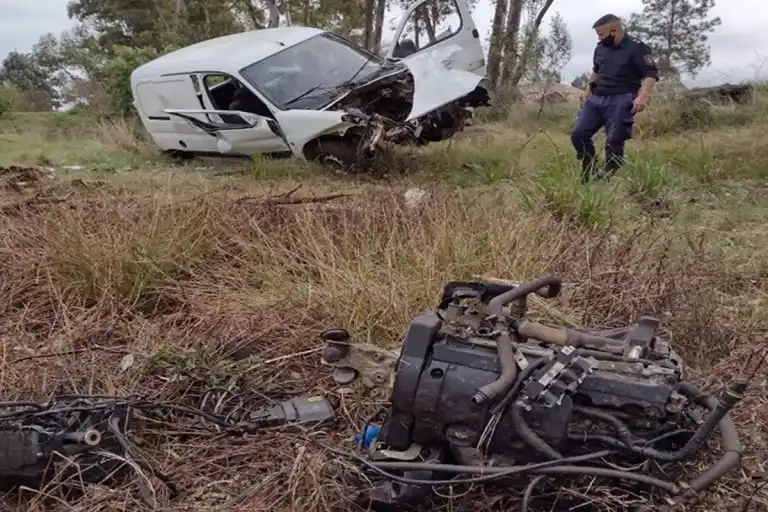 Una camioneta utilitaria despistó y terminó impactando contra una columna