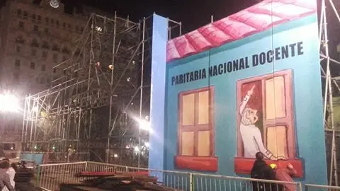 Tras la represión, los docentes armaron la "escuela itinerante" frente al Congreso