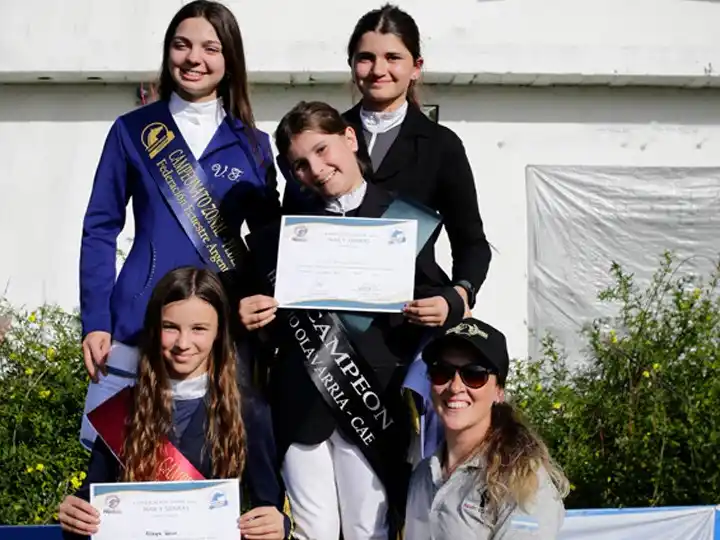 Las amazonas Azul Maisano, Francisca Trueba, Allegra Rocco y Victoria Fernández acompañadas por la Instructora Joana Lambert Cordero