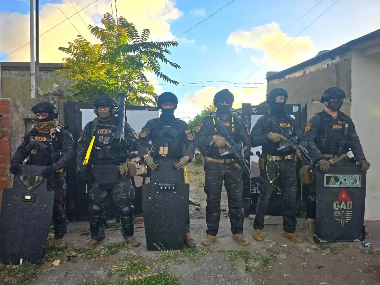 Los operativos se llevaron a cabo luego de una serie de tareas investigativas, análisis de cámaras de seguridad y testimonios que permitieron identificar a los presuntos responsables.