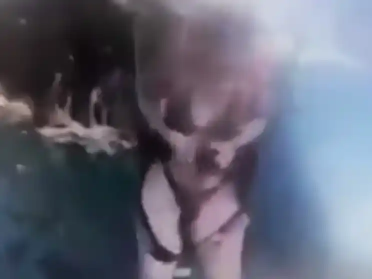 Ataque de pánico fatal: se soltó el arnés y cayó al mar desde un parasailing