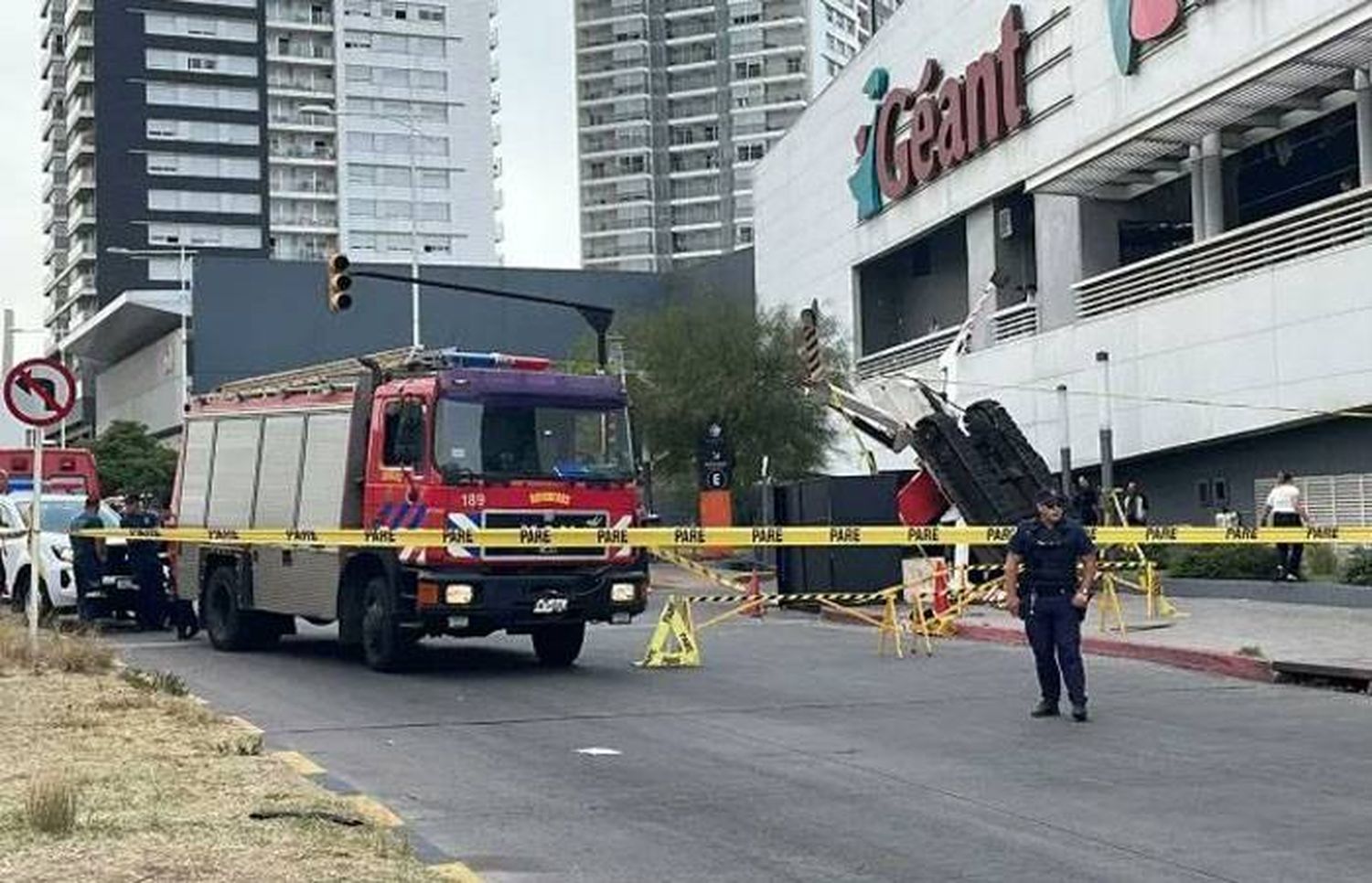 Una mujer murió aplastada por una grúa, al pasar por un shopping en Montevideo