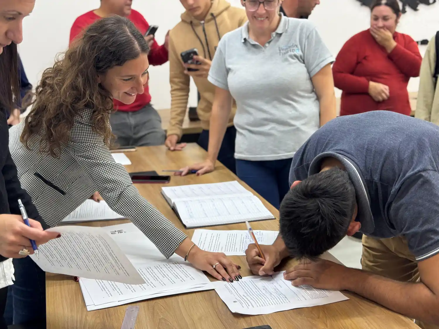 El momento de la firma para acceder a la personería jurídica.