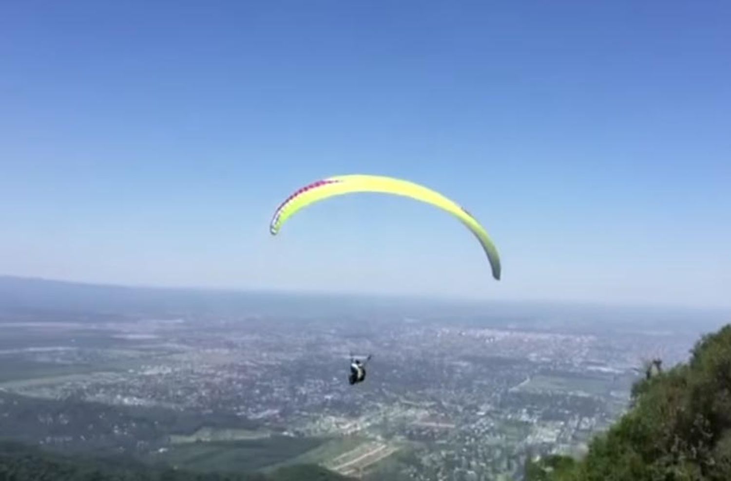 Volaba en parapente y cayó de 120 metros