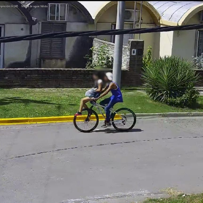 Detectaron una bicicleta robada con cámaras y detuvieron a dos personas en barrio Villa Dominga