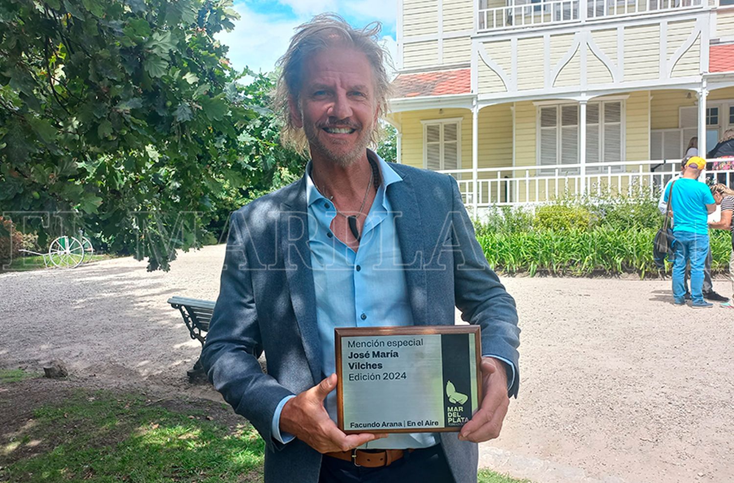 Facundo Arana recibió un reconocimiento en los premios Vilches por su unipersonal "En el aire"