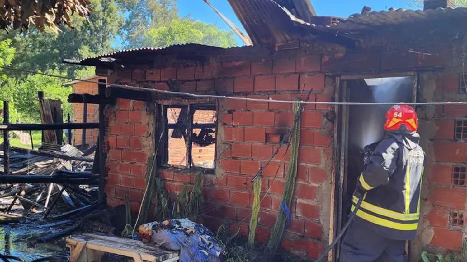 Un tremendo incendio afectó a cinco viviendas: tres sufieron pérdidas totales