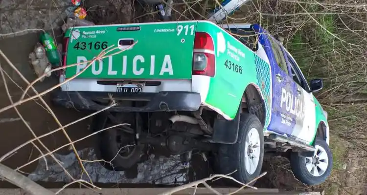 Patrullero volcó en un camino rural