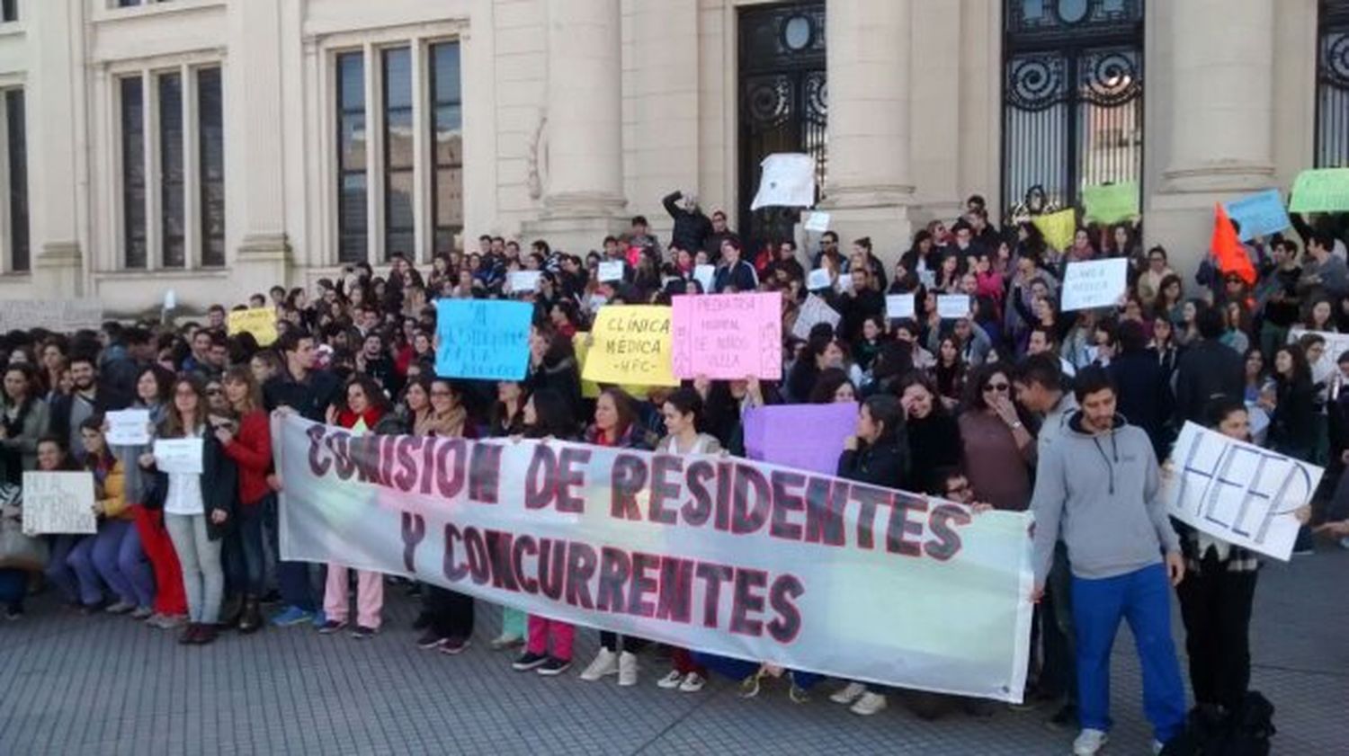 Médicos residentes reclamaron sueldos adeudados