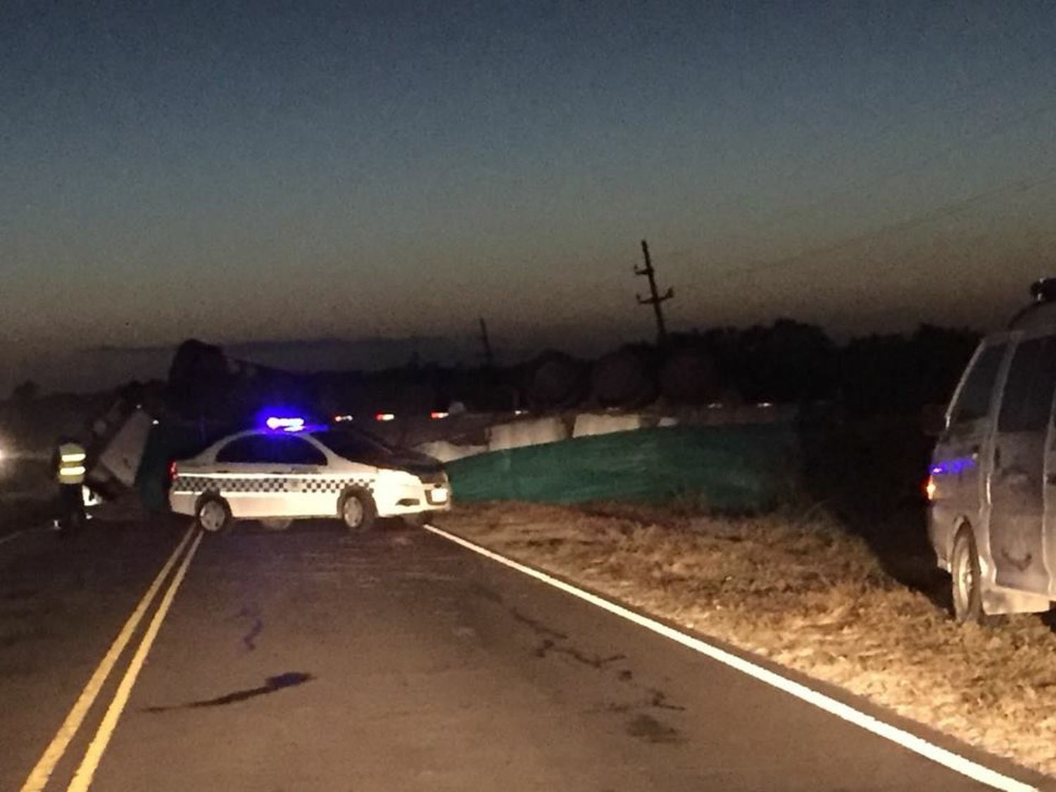 Un camión volcó sobre ruta 12