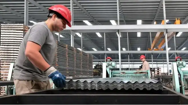 El principal freno de la industria estuvo en el mercado interno, donde casi la mitad de las compañías relevadas registró menores ventas, según la UIA.