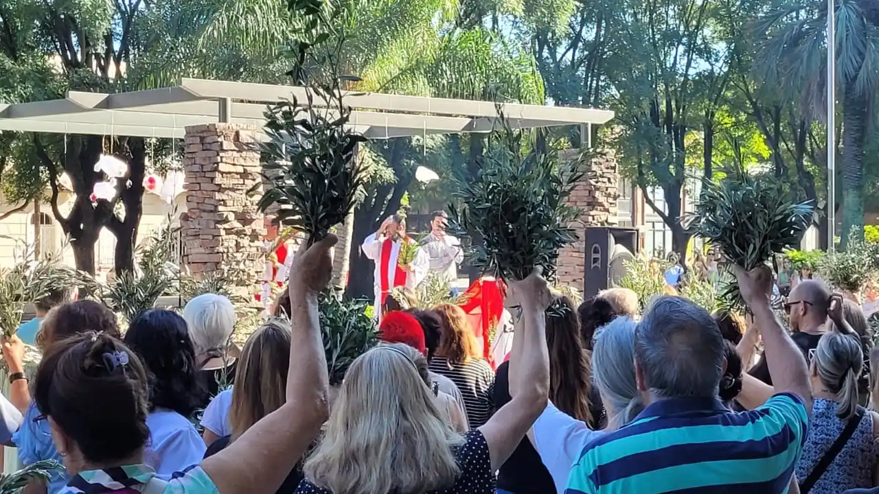 En la Plaza Belgrano se llevó a cabo la bendición de ramos. Luego una misa en la Basílica Nuestra Señora del Socorro.