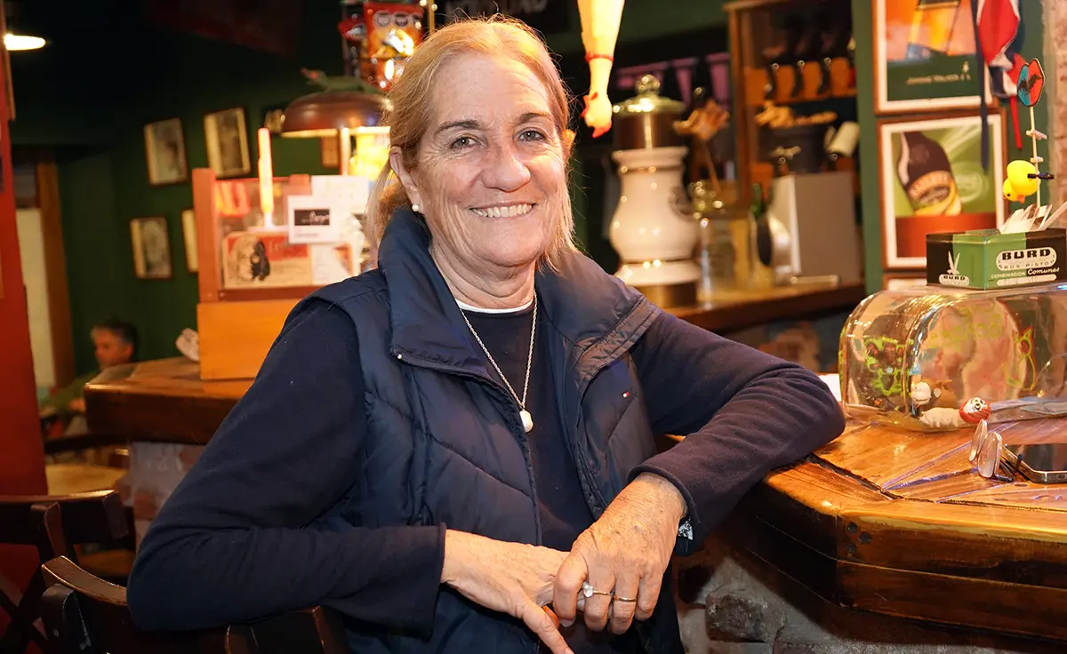 En la barra. Del Che Borges, el bar que atiende junto a Julio Cejas desde hace 21 años