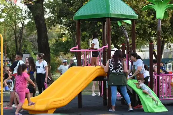 El Municipio inauguró el proyecto de modernización de la plaza del 17 de Octubre