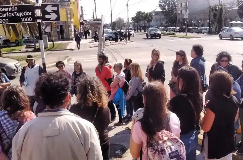 La comunidad de la Escuela N° 15 reclamó en la calle por gas y baños