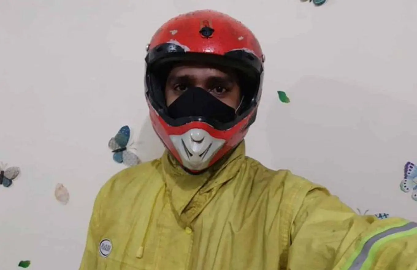 El joven venezolano que se hizo viral por llevar delivery en plena inundación