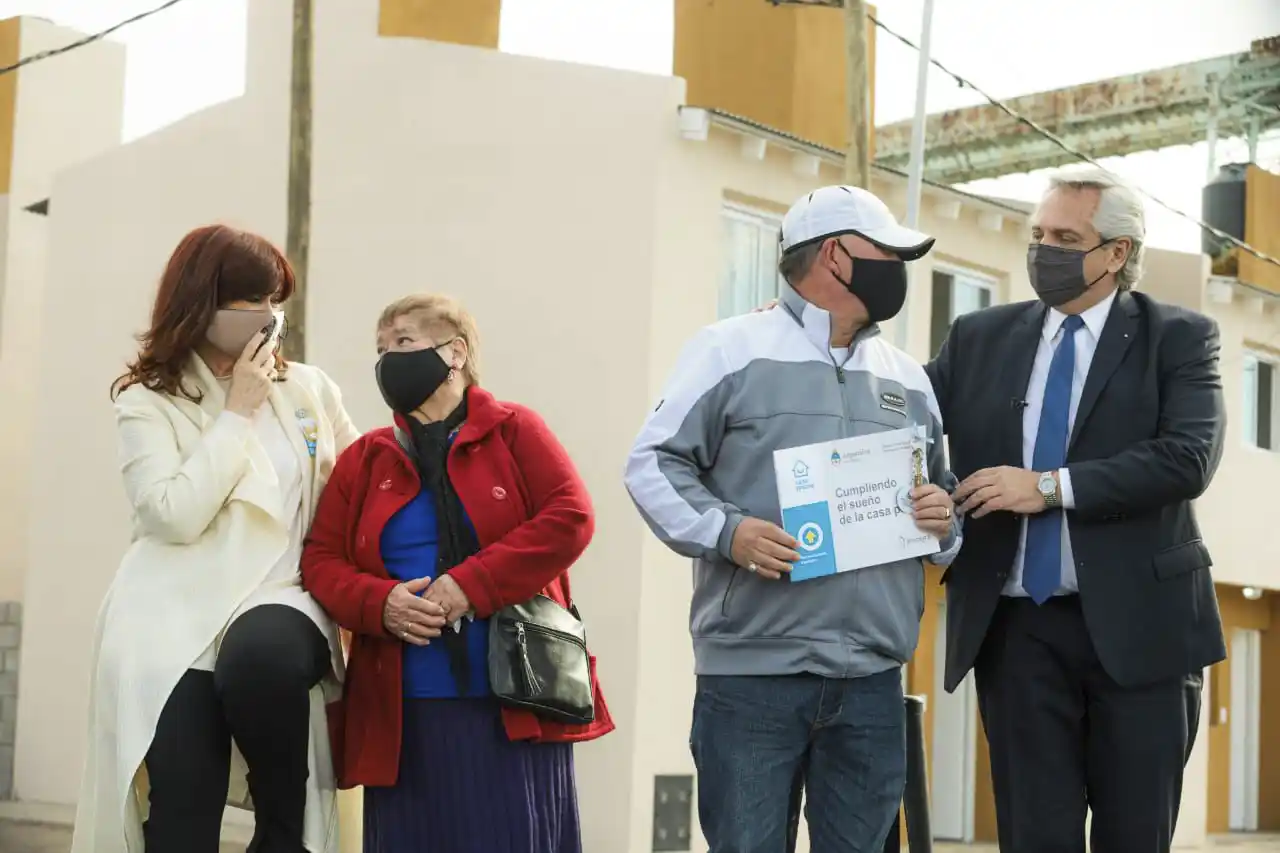 Cristina y Alberto Fernández participaron de un acto de entrega de viviendas.