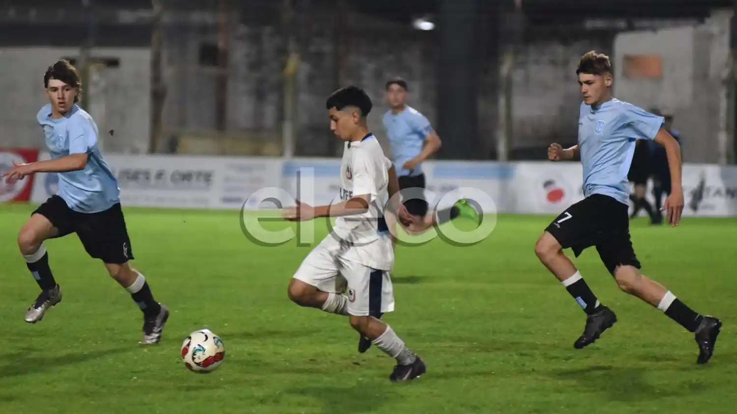 Guevara, entre Henkel y Meriño en el partido de ida.