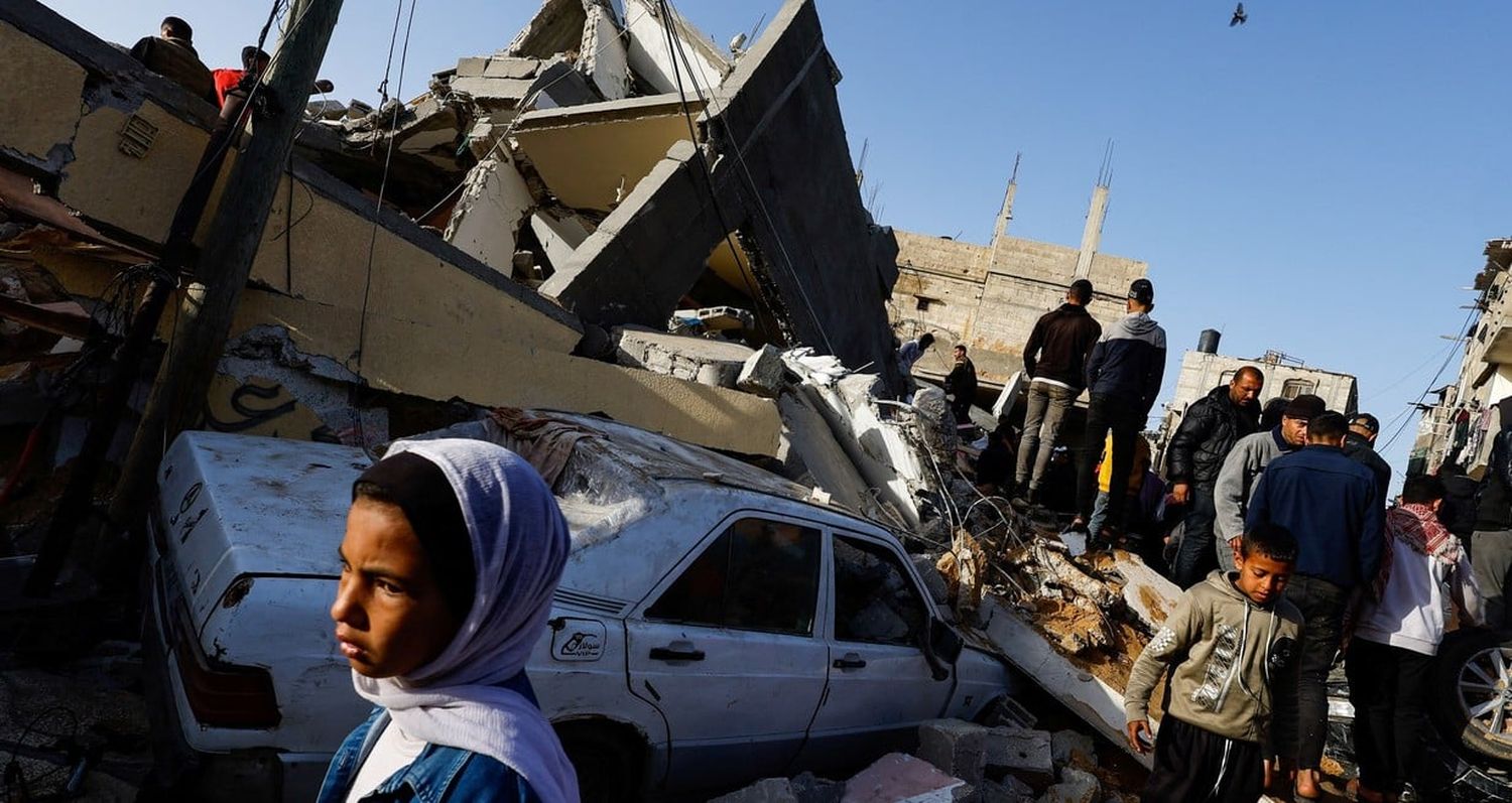 Palestinos retornan al lugar en el que se produjo el ataque aéreo israelí, en medio del conflicto en curso entre Israel y el grupo islamista Hamas. Foto: REUTERS / Mohammed Salem.