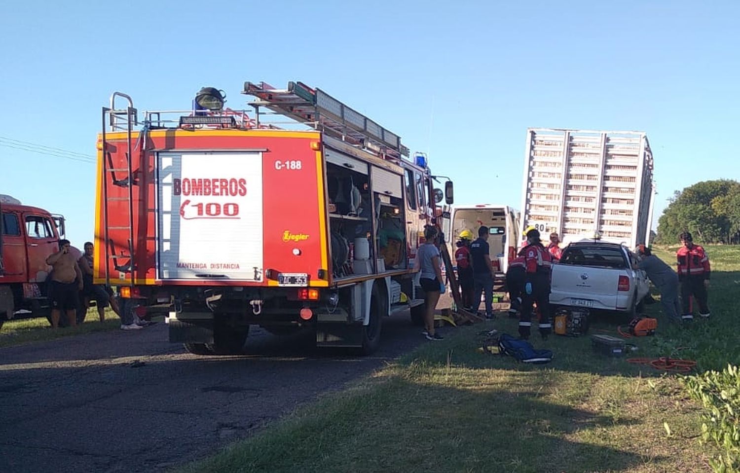 Ruta 191: camioneta impactó contra un camión y Bomberos de Santa Lucía rescataron al conductor