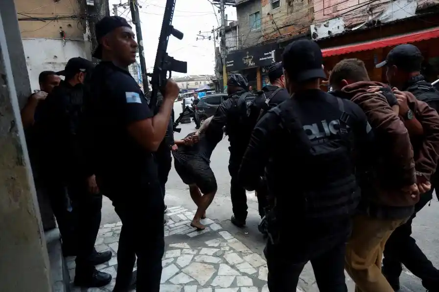 Río de Janeiro, en guerra: más de 60 muertos en la mayor operación de la historia contra el narcotráfico