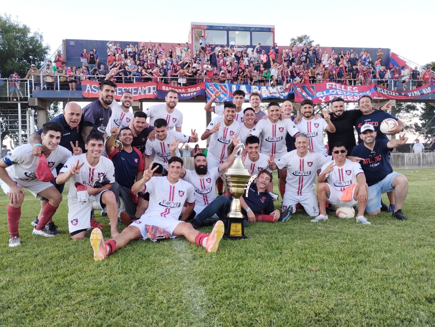 El festejo de los campeones con la Copa. Foto: Fabián Gallego