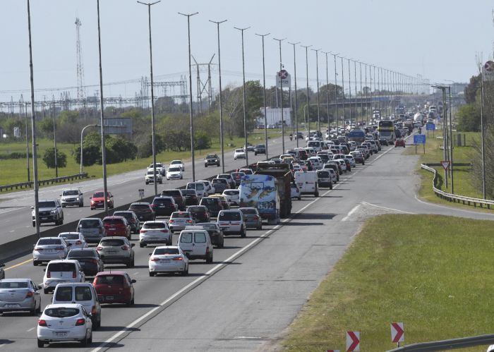 Liberaron los peajes por las colas en las rutas hacia la costa atlántica