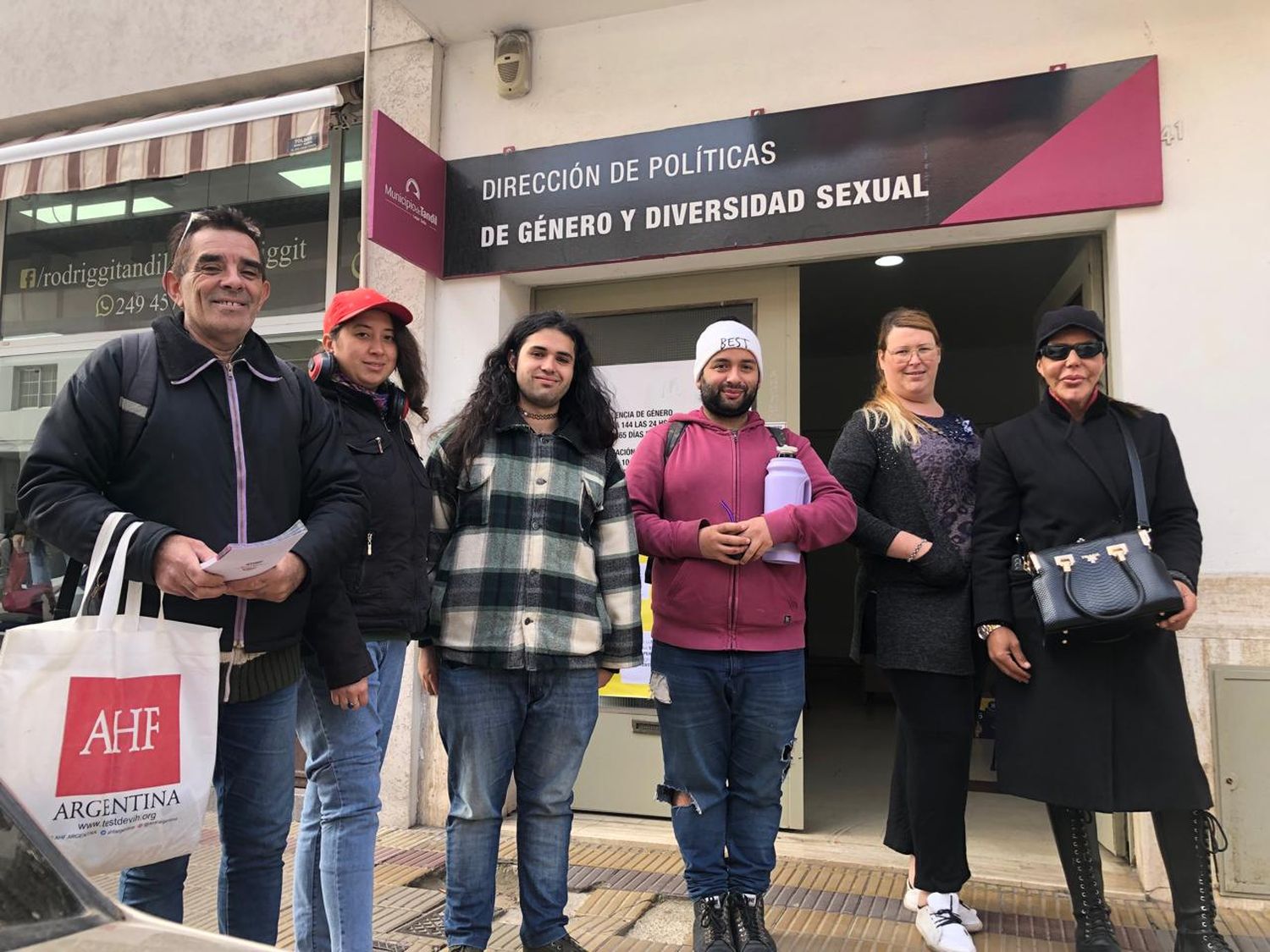 Integrantes de Convivencia en Diversidad Tandil conmemoraron en la ciudad el Día Internacional contra la Discriminación por Orientación Sexual e Identidad de Género.