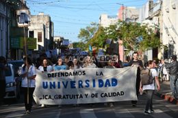 Docentes y no docentes universitarios convocaron a un paro nacional en rechazo al veto