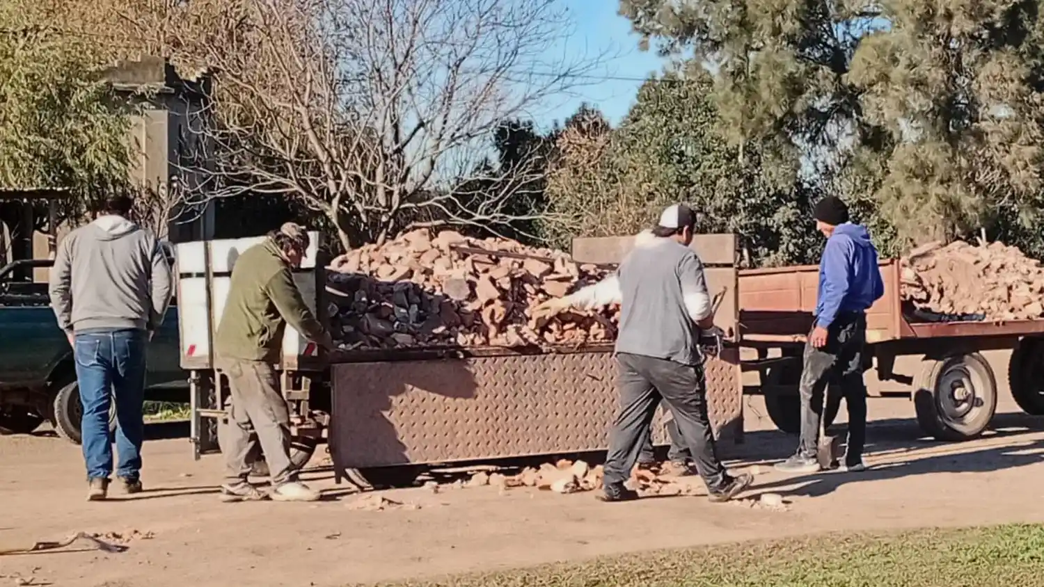 La Buena Moza vecinos bachean el camino - 1