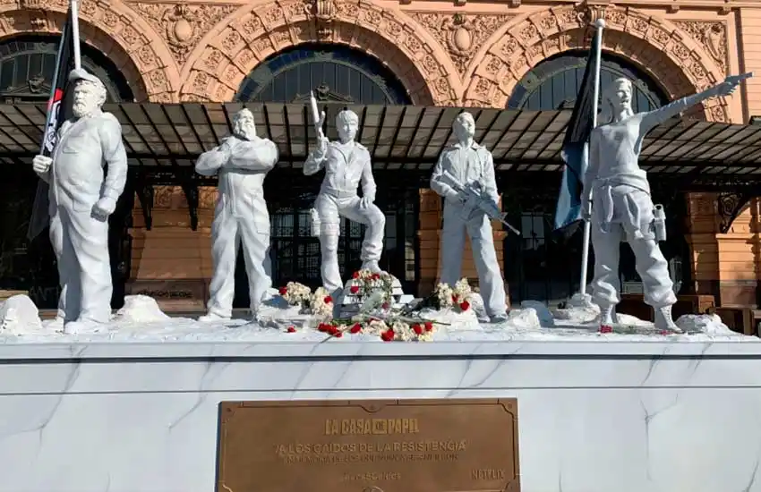 Un monumento que rinde homenaje a los caídos en «La casa de papel» llega este jueves a Rosario