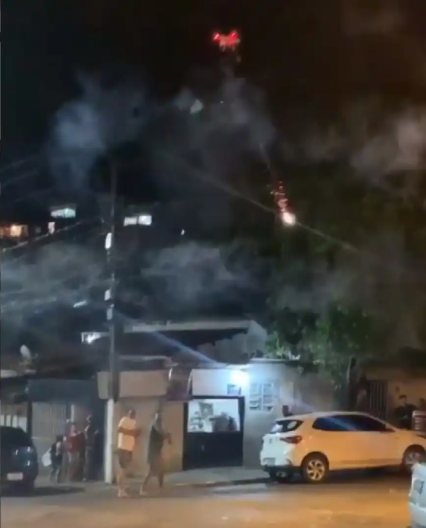 Sus amigos no lo invitaron a un asado y se vengó tirándoles cohetes desde un drone
