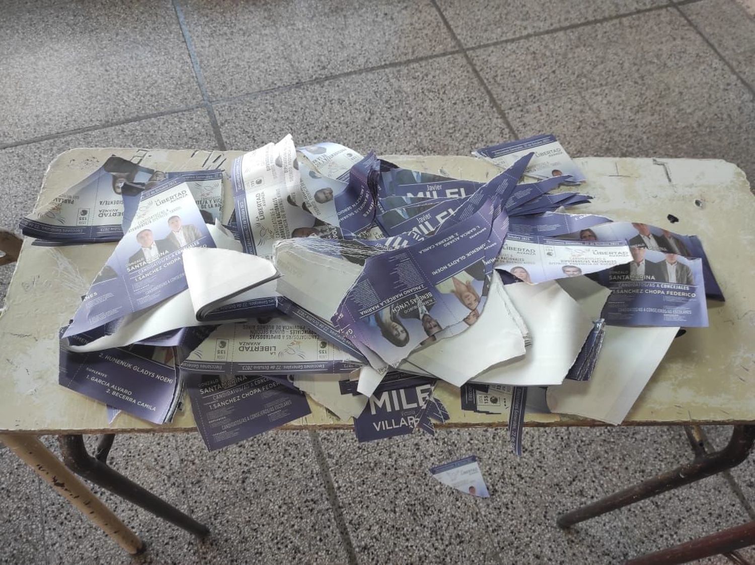 Desde La Libertad Avanza mostraron cómo aparecieron boletas rotas en establecimientos de Tandil