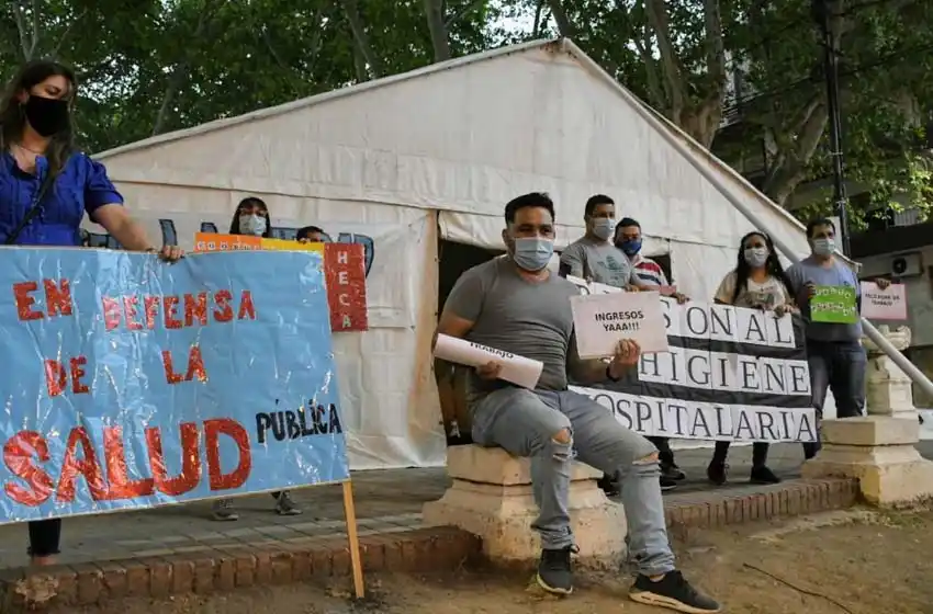 Acampan frente a la Municipalidad para pedir reapertura de paritarias