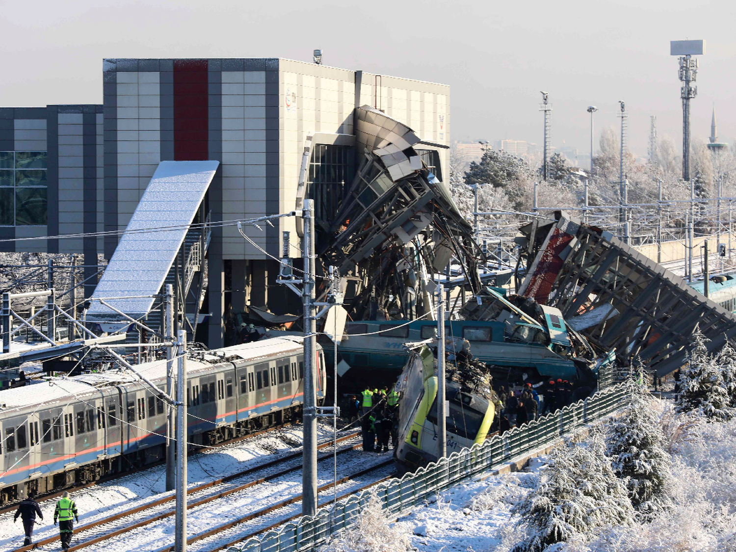 Al menos nueve muertos y 47 heridos al chocar un tren de alta velocidad en Turquía