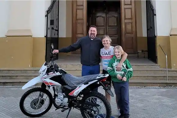 Marquitos Di Palma le regaló una moto al cura párroco de Rojas para que pueda recorrer los barrios