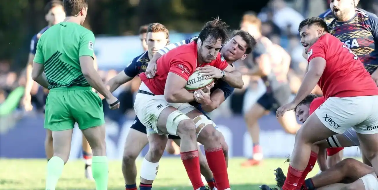 El "Lungo" Molina en acción defendiendo la camiseta de Dogos XV. Actualmente es una pieza importante del equipo de Los Pumas. Gentileza: Súper Rugby Américas.