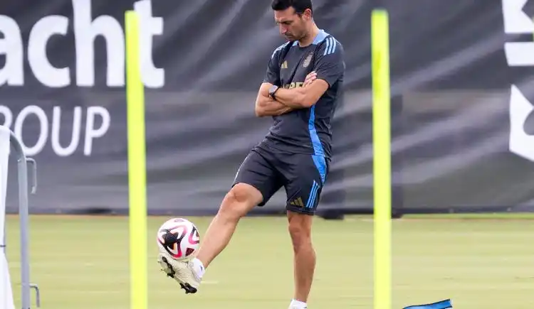 Lionel Scaloni no confirmó el equipo en rueda de prensa, aunque sólo restan definir dos nombres.