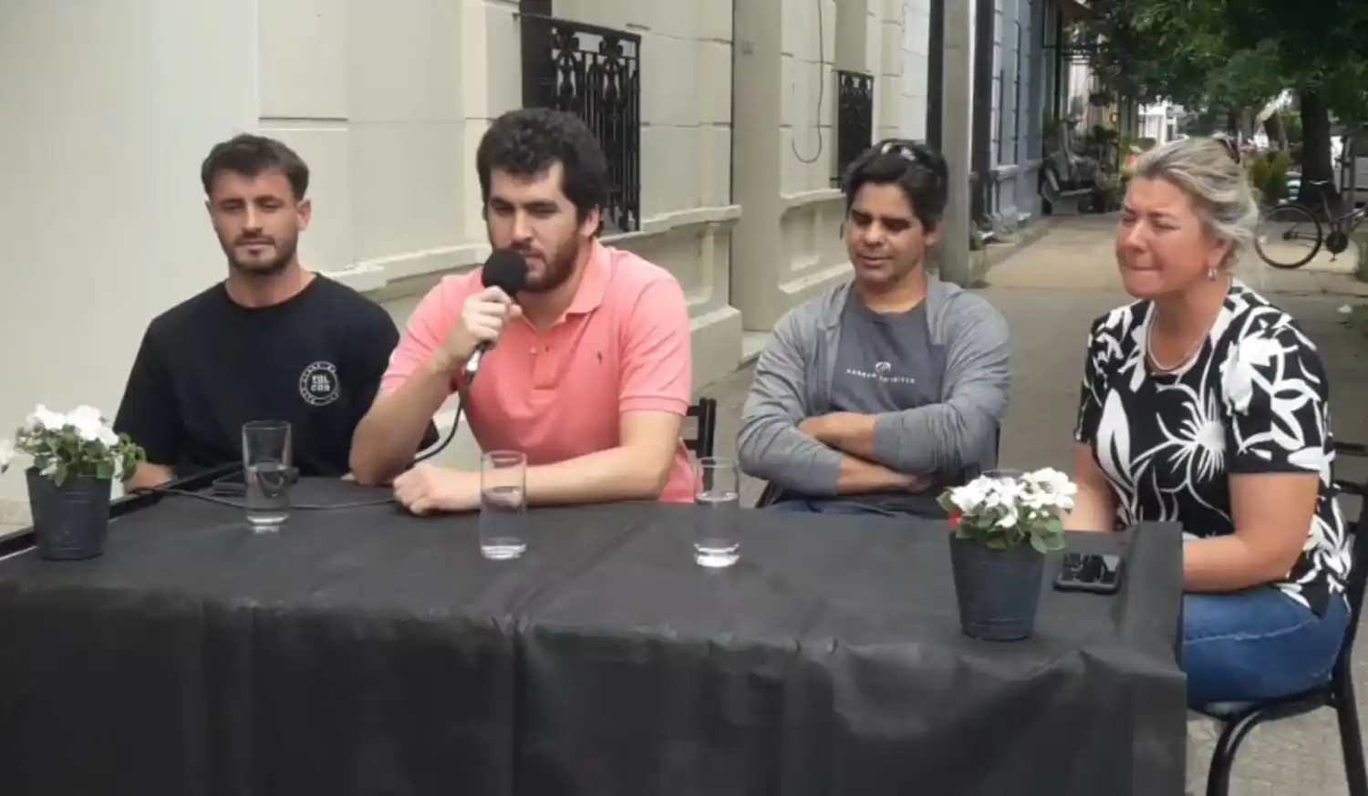 El concejal Federico Carballeira durante el anuncio en plena vía pública.