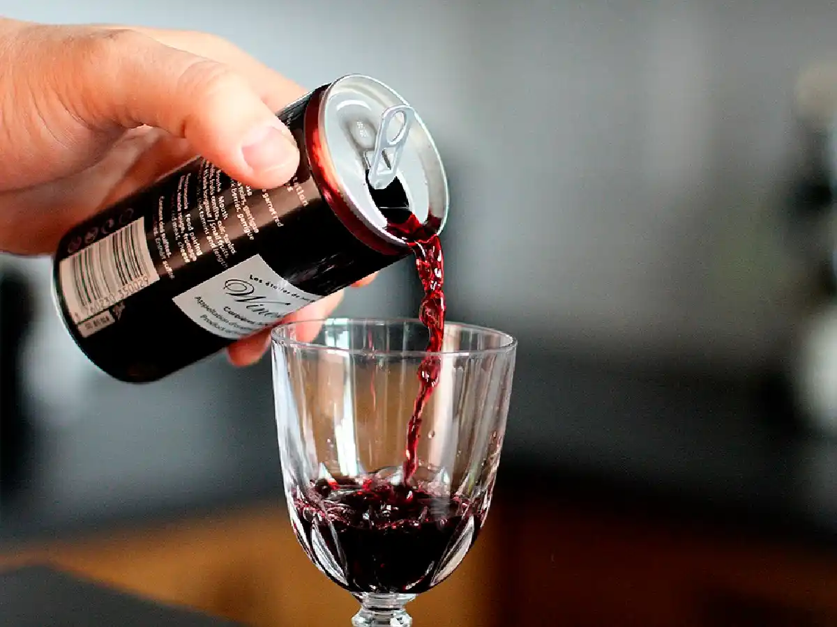 Lanzan vinos en lata para captar al público joven