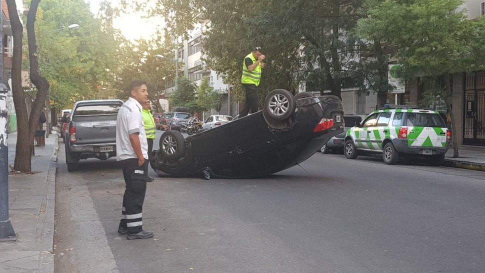 Mar del Plata: Un empleado municipal que manejaba borracho chocó dos autos y volcó
