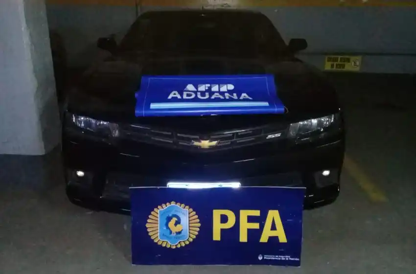 La Aduana y la Policía Federal incautaron dos autos de alta gama