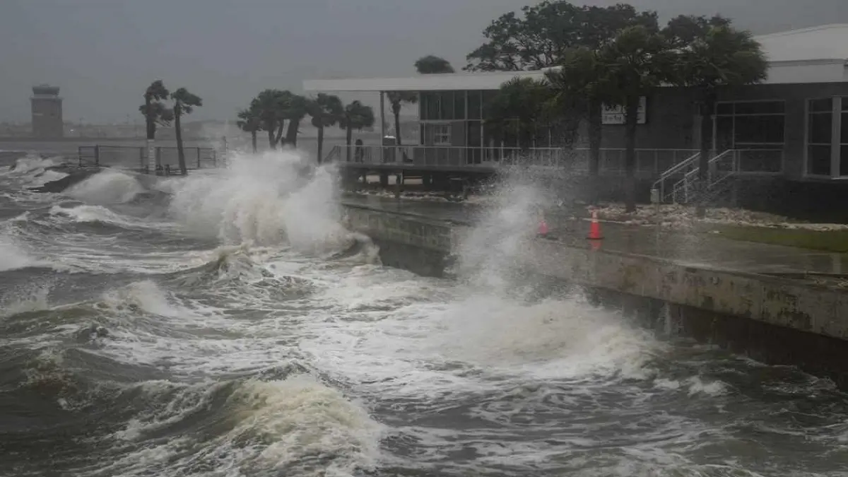 DEGRADADO pero «MUY PELIGROSO»: huracán MILTON toca tierra y deja víctimas mortales en FLORIDA