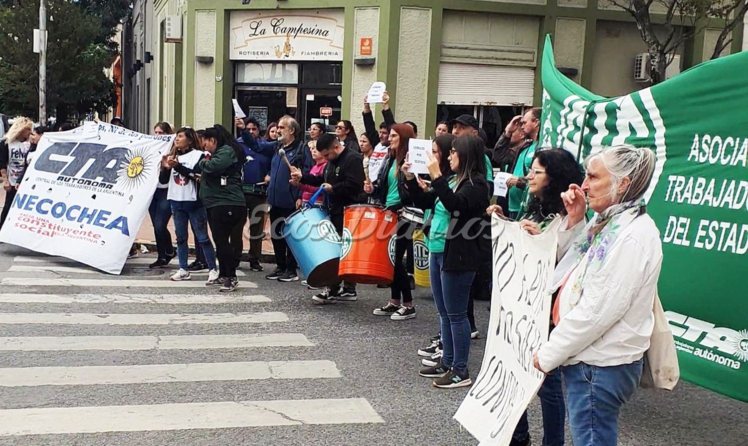 En 61 y 66. Se impidió el paso de vehículos hacia la avenida 59