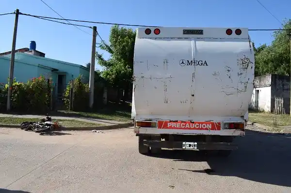 Un camión de Higiene Urbana chocó con una moto
