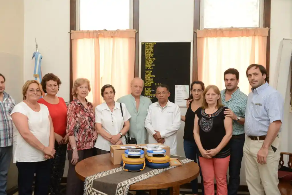 Maipú: Entregaron dos desfibriladores externos automáticos para el Hospital