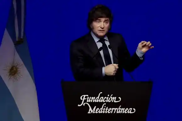 Ante el círculo rojo, Milei criticó a Raúl Alfonsín: “Lo muestran como el padre de la democracia y fue partidario de un golpe”