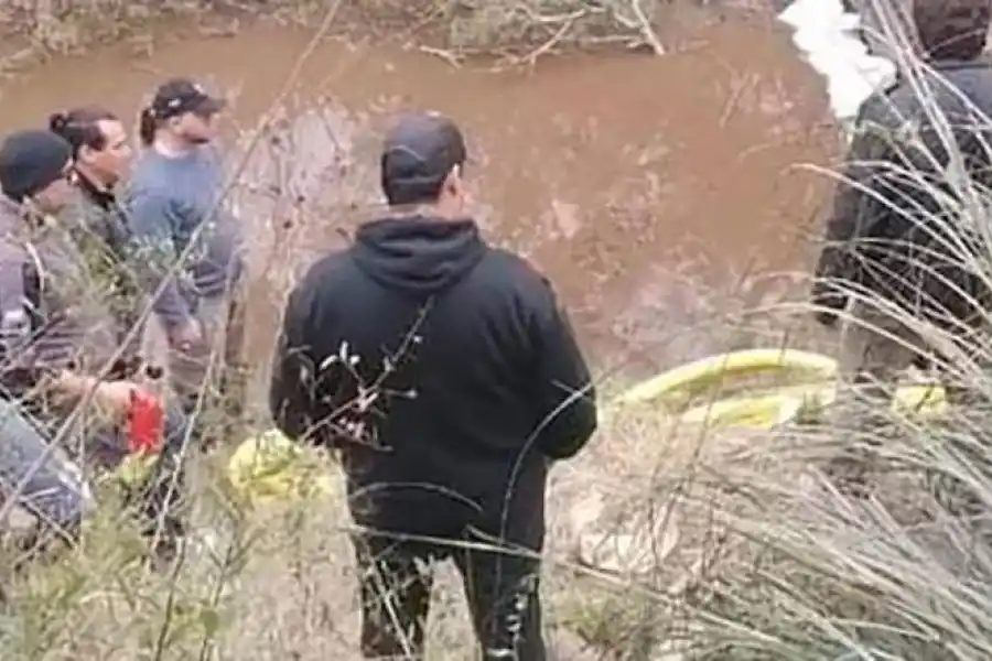 Femicidio en Chaco: los buzos encontraron huesos triturados y un dije con forma de cruz