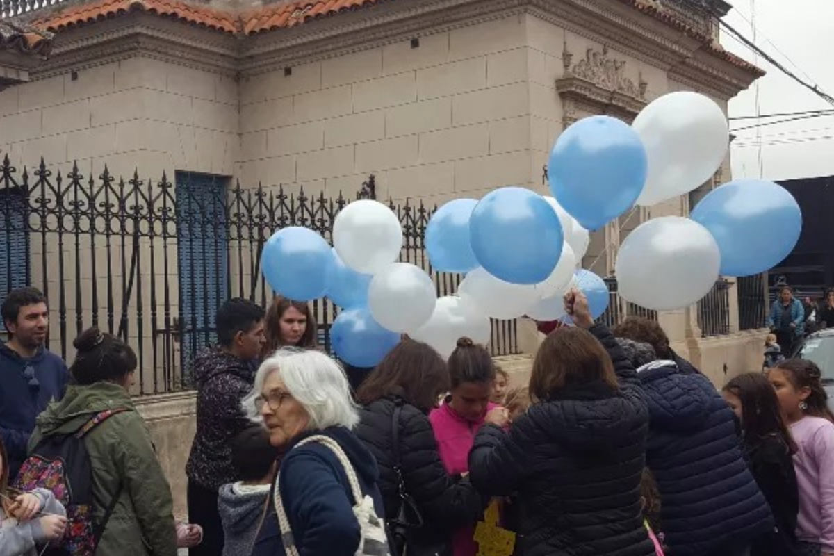 Suelta de globos en el día de las bibliotecas populares