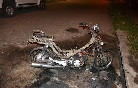 Una moto se quemó por completo en Clavarino y Fray Mocho